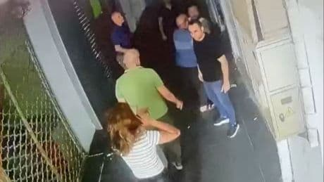 Adana'da korkunç görüntü: Bir kadın, iki erkek tarafından feci şekilde darbedildi