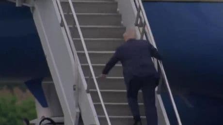 Trump merdiven çıkarken tökezledi