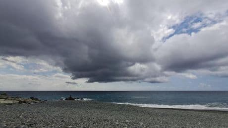 Meteo in Liguria, sabato con allerta gialla per temporali | Le previsioni