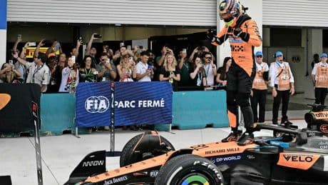 Strijdende Max Verstappen loopt weer averij op in Miami, Oscar Piastri wint