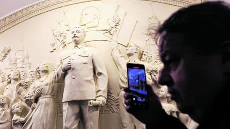 Besnorde dictator keert terug in de openbare ruimte