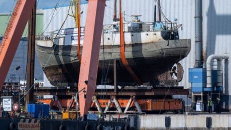 Schifffahrt: Gesunkener Fischkutter bei Stralsund geborgen und an Land