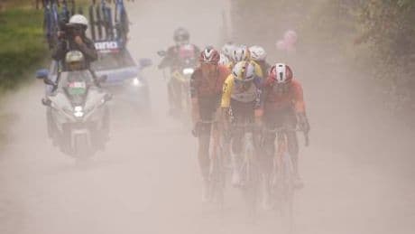 Giro d’Italia, rivoluzione strade bianche. Crisi Roglic, Van Aert vince, Del Toro in rosa