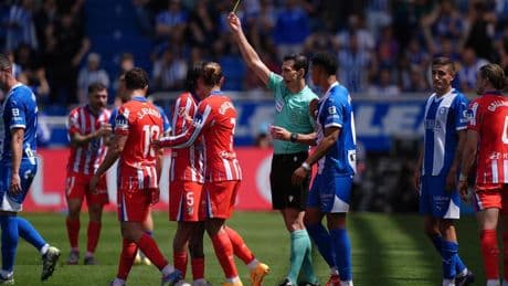 Martínez Munuera quiso expulsar a Julián pero el VAR lo evitó, aunque sí cumplirá sanción