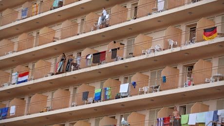 Zo proberen Balearen ’balconing’, waarbij toeristen van balkons storten, aan te pakken: zuippartijen in open lucht verboden en all-inclusive aan banden