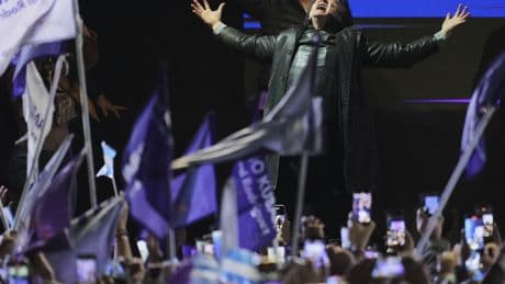 Nuevas piedras contra Milei, que cerró en un clima de tensión la campaña de cara a la elección en la estratégica provincia de Buenos Aires