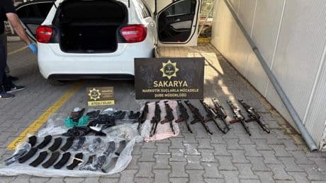 Kiralık araçta Kalaşnikof ve silahlar yakalandı: 1’i polis 3 şüpheli tutuklandı