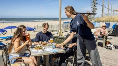 Na zestig jaar snapt Tijn Akersloot in Zandvoort het nog steeds: geen hip gedoe, wel strandgevoel