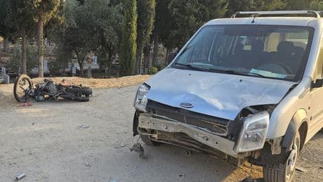 İzmir'de hafif ticari araçla çarpışan motosiklet sürücüsü can verdi
