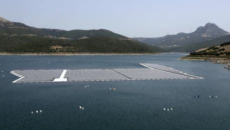 Lutter contre la sécheresse tout en produisant de l'électricité: le Maroc couvre un lac de milliers de panneaux solaires flottants