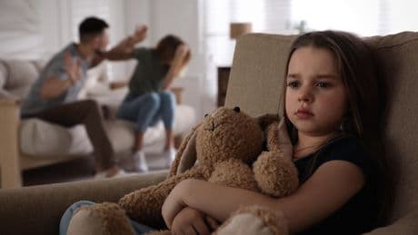 «Je ne voulais pas qu’il vive dans la haine de son père» : comment élever un enfant avec un ex qui a été violent ?