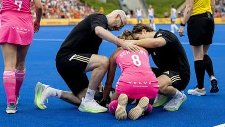 Deutsche Spielerin bekommt Stock ins Gesicht – Hockey-Frauen verpassen Sensation