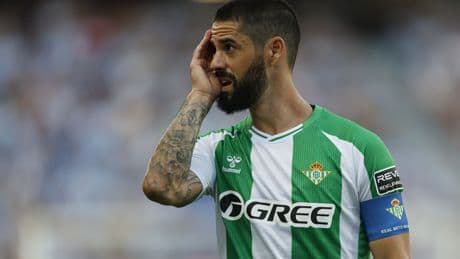 Preocupación en el Betis: Isco sale de La Rosaleda con muletas