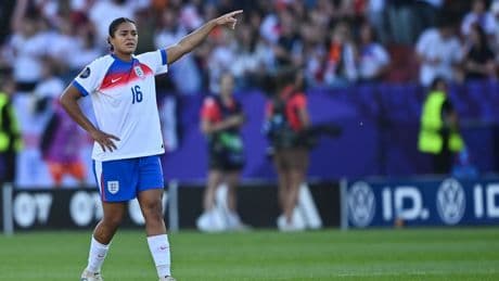 Fußball-Europameisterschaft: Rassismus-Vorfälle: FIFA-Chef sagt Engländerinnen Hilfe zu