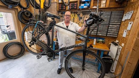 Fietsenmaker Marco (61) heeft genoeg van de Amsterdamse yuppen in Weesp: ’Ik sluit de boel en ga naar Spanje’