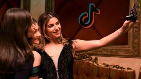 TikTok, Instagram, X und Co.: Schon drei Minuten könnten dem Hirn schaden