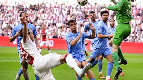 ‘Geen stress’, zegt Farioli in de rust, toch bezwijkt Ajax onder de druk