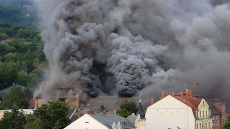 Anwohner gewarnt: Großbrand in Dresden: Ehemalige Staatsoperette steht in Flammen