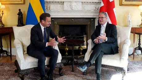Londra dice stop ai migranti: “Non saremo un’isola di stranieri”. Bufera sul premier laburista Starmer
