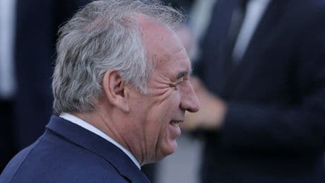 Transport sanitaire en taxi : François Bayrou confirme que la réforme s'appliquera début octobre