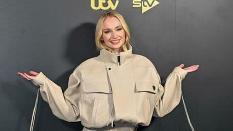Sophie Turner répond aux critiques sur son rôle de mère