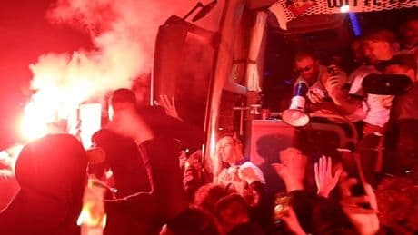 Spelers Telstar onthaald met fakkels en vuurwerk