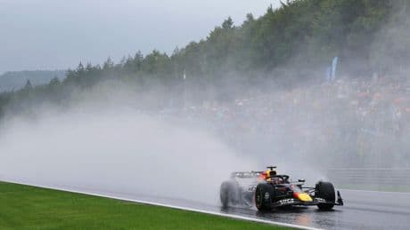 Max Verstappen baalt van voorzichtige wedstrijdleiding in België: ’Klassieke regenraces krijg je zo niet meer te zien’