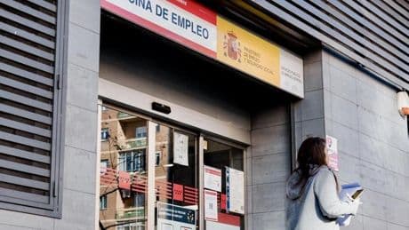 Los casos en los que el SEPE sancionará trabajar y cobrar el paro o el subsidio al mismo tiempo