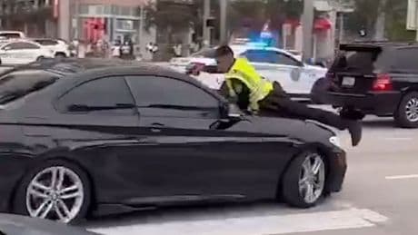 Polizeieinsatz eskaliert - Polizist feuert von der Motorhaube