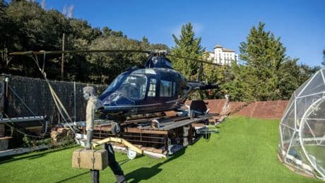 Se vende en Barcelona una casa con un helicóptero militar aparcado  en el jardín