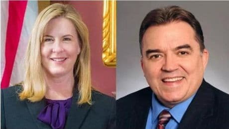 Minneapolis, si finge poliziotto e spara a due politici dem: uccisa una deputata e il marito