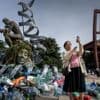 Devant le siège européen de l'ONU, une sculpture inspirée du "Penseur" de Rodin dénonce le fardeau du plastique