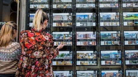 Un agente inmobiliario defiende pedir dinero por hacer una oferta por un piso: «Genera mayor confianza»
