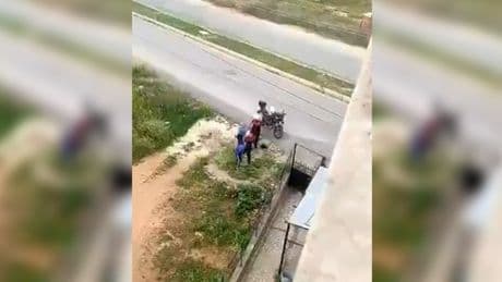 Sokak ortasında bir kişiyi darbeden polisler görevden uzaklaştırıldı