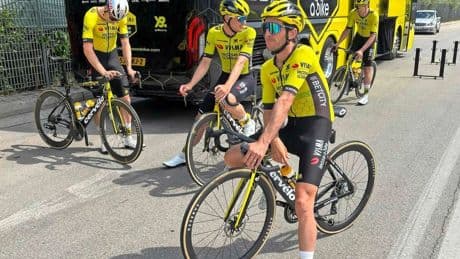 Ploeg Visma-Lease a Bike ondervindt meteen de uitdagingen van fietsen in ’Giro-startland’ Albanië: ’Oppassen voor ongelukken’