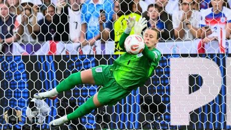 Euro féminin : décisive lors des tirs au but face à l’Espagne, la gardienne anglaise s’est aidée d’une antisèche scotchée sur son bras gauche