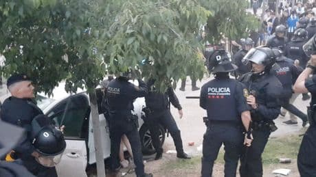 Frau fährt in Menschenmenge: Zwischenfall vor Barcelona-Derby war „Fluchtversuch“