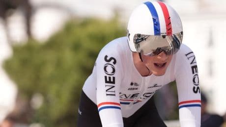 Herbeleef hoe Joshua Tarling op een haar na Primoz Roglic voorbleef in tijdrit bij tweede etappe Giro d’Italia
