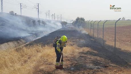 Controlado el incendio de Guadalajara que ha obligado a suspender la circulación del AVE entre Madrid y Barcelona