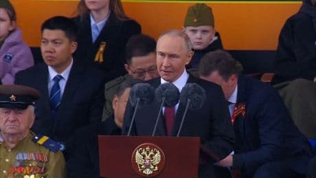 Guerre en Ukraine: Vladimir Poutine affirme que "l'ensemble" de la Russie soutient l'offensive