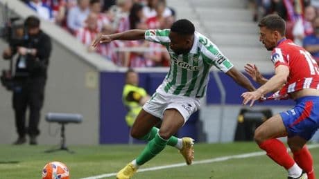 El Atlético golea al Betis con un estelar Julián Álvarez