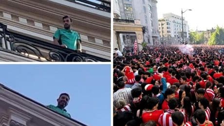 Los jugadores del Athletic repiten liturgia y salen a saludar al balcón del Carlton