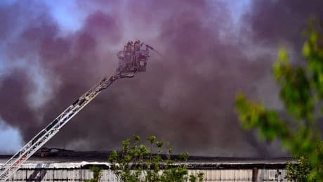 Großeinsatz für Feuerwehr - Wertstoffhof in Dresden steht in Flammen
