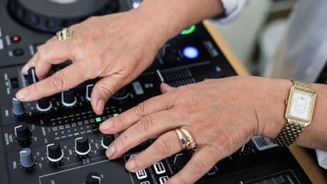 Beats ohne Altersgrenzen: Uschi legt auf – wenn Seniorinnen DJ werden