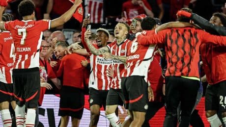 Knotsgek einde: moeder van teammanager Bas Roorda maakt PSV’ers gek van vreugde