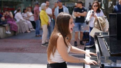 Bilbao se llena de pianos: la magia de tocar en la calle