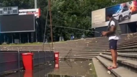 Nach Spielabbruch - Platzwart geht im Stadion angeln