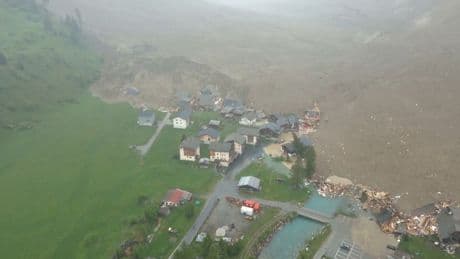 Zwitsers Alpendorp bijna volledig bedolven na instorting bergwand