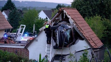 Auto in Duitsland raakt trampoline met kind erop en belandt in dak van schuur