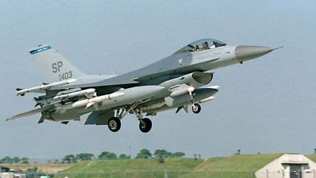 Scramble, la Nato fa decollare i jet F-16 polacchi: la risposta all'attacco aereo della Russia a Kiev